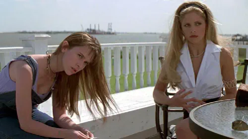 assets/jennifer-love-hewitt-and-sarah-michelle-gellar-outside-in-i-know-what-you-did-last-summer.jpeg