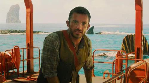 assets/jonathan-bailey-in-jurassic-world-rebirth.jpeg