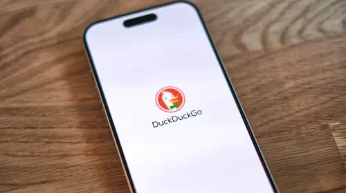 assets/DuckDuckGo-search-engine-logo-on-a-mobile-phone-screen.jpeg