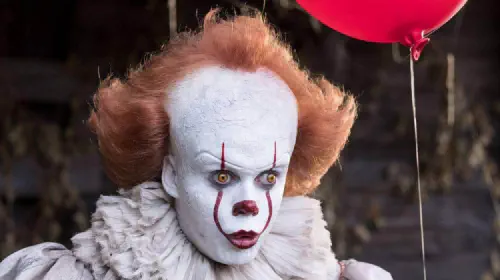 assets/bill-skarsgard-as-pennywise-in-it-2017.jpeg