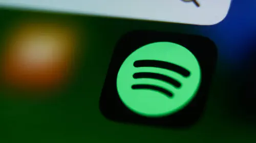 assets/spotify-app-GettyImages-1689920063-e1702479483636.jpeg