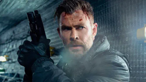 assets/chris-hemsworth-in-extraction-2.jpeg