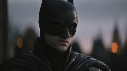 assets/robert-pattinson-in-the-batman-talking-to-catwoman.jpeg