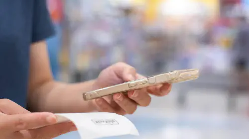 assets/scan-receipt-with-iphone-GettyImages-1527386459.jpeg