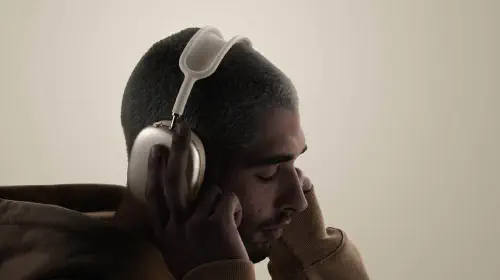 assets/AirPods-Max-with-USB-C-charging-2.jpeg