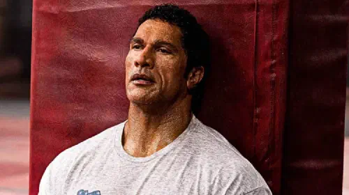 assets/dwayne-johnson-in-smashing-machine.jpeg