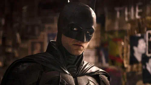 assets/robert-pattinson-in-the-batman-riddler-room.jpeg