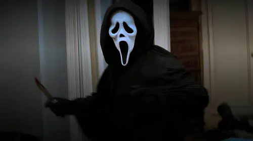 assets/scott-foley-as-roman-bridger-in-the-ghostface-mask-in-scream-3.jpeg