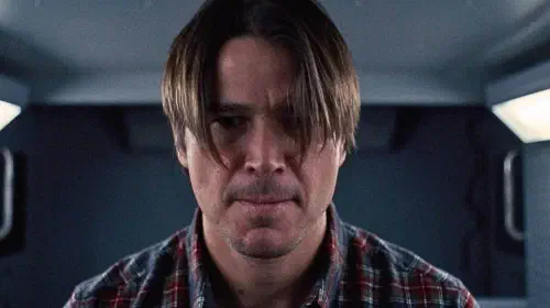 assets/josh-hartnett-in-trap-1.jpeg