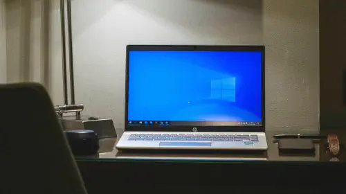 assets/Windows-10-laptop-on-a-desk-in-dramatic-lighting-1.jpeg