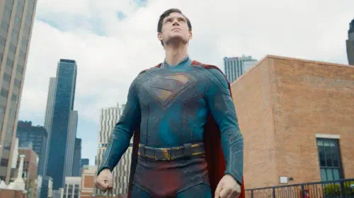 assets/david-corenswet-s-superman-looking-up-in-superman-2025.jpeg
