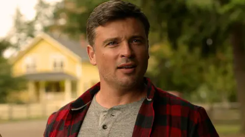 assets/smallville-superman-star-tom-welling-looking-curious-in-the-crisis-on-infinite-earths-crossover.jpeg