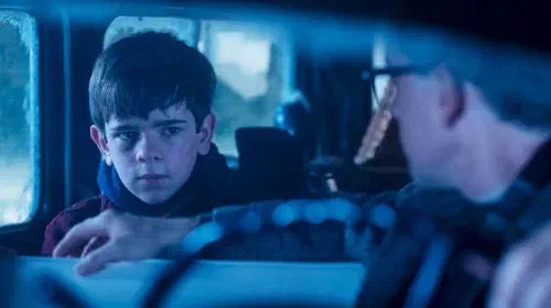assets/a-little-boy-sits-in-the-back-of-a-car-in-it-welcome-to-derry.jpeg