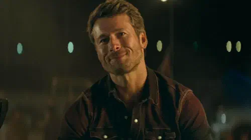 assets/glen-powell-with-a-half-smile-in-twisters.jpeg