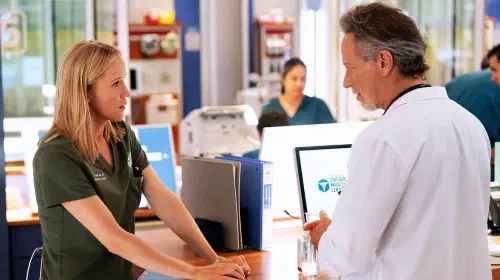 assets/jessy-schram-as-hannah-asher-and-steven-weber-as-dean-archer-in-chicago-med-season-11-episode-1.jpeg