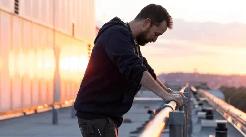 assets/the-pitt-dr-robby-on-the-roof.jpeg
