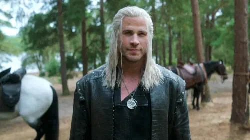assets/liam-hemsworth-as-geralt-smiling-in-the-witcher-season-4.jpeg