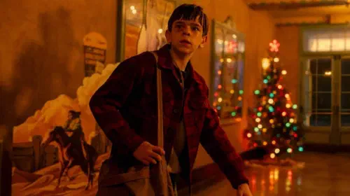 assets/matty-runs-from-a-theater-lobby-in-it-welcome-to-derry.jpeg
