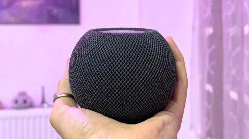 assets/homepod_mini_in_hand_2.jpeg
