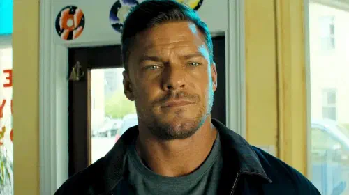 assets/alan-ritchson-staring-at-someone-in-reacher-season-3.jpeg