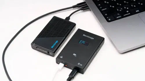 新型2GB每秒外置固态硬盘，配备迷你屏幕实时监控运行状态