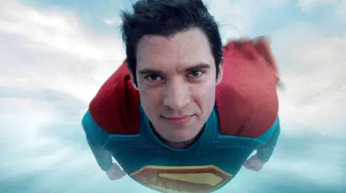 assets/david-corenswet-s-superman-smiling-as-he-flies-into-the-camera-in-superman-2025.jpeg