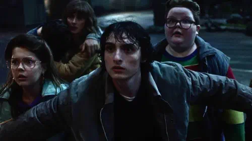 assets/winona-ryder-jake-connelly-finn-wolfhard-noah-schnapp-in-stranger-things-season-5.jpeg