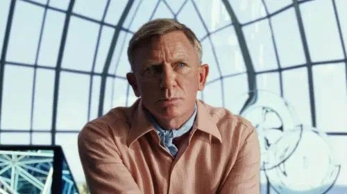 assets/daniel-craig-as-benoit-blanc-in-glass-onion-a-knives-out-mystery.jpeg