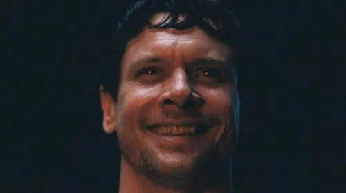 assets/jack-o-connell-smiles-in-sinners.jpeg