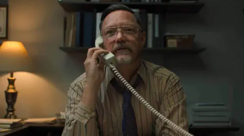 assets/matthew-lillard-talks-on-the-phone-in-five-nights-at-freddy.jpeg