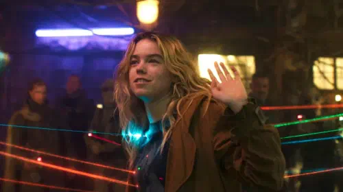assets/milly-alcock-as-supergirl-with-guns-pointed-at-her.jpeg