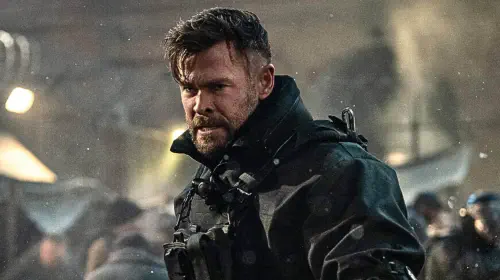 assets/chris-hemsworth-in-extraction-2.jpeg