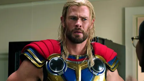 assets/chris-hemsworth-s-thor-looking-at-a-doctor-in-thor-love-and-thunder.jpeg