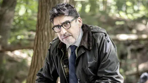 assets/alfred-molina-in-three-pines.jpeg
