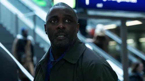 assets/idris-elba-looking-up-in-hijack-season-2.jpeg
