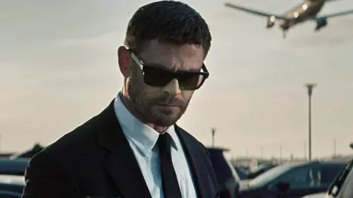 assets/chris-hemsworth-with-sunglasses-in-crime-101.jpeg