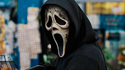 assets/ghostface-looking-intensely-toward-the-camera-in-a-convenience-store-in-scream-6.jpeg