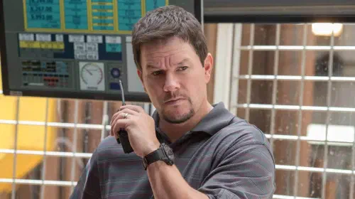 assets/mark-wahlberg-uses-a-walkie-talkie-in-deepwater-horizon.jpeg