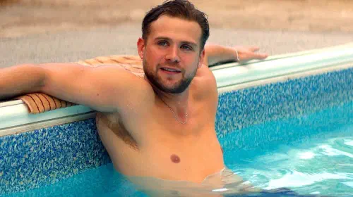 assets/leo-woodall-lounging-in-a-pool-shirtless-in-vladimir.jpeg