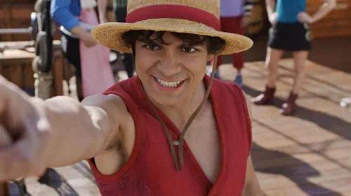 assets/inaki-godoy-as-luffy-pointing-in-live-action-one-piece.jpeg