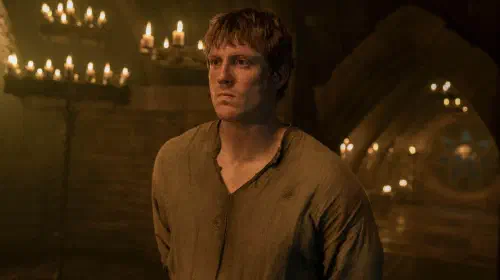 assets/dunk-standing-with-his-hands-behind-his-back-in-a-knight-of-the-seven-kingdoms-season-1-episode-4.jpeg