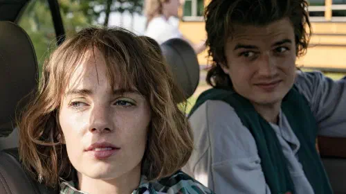 assets/maya-hawke-s-robin-and-joe-keery-s-steve-in-stranger-things.jpeg