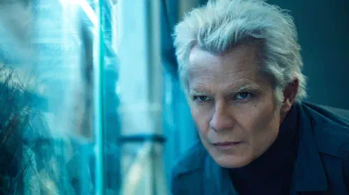assets/timothy-olyphant-as-kirsh-in-alien-earth.jpeg