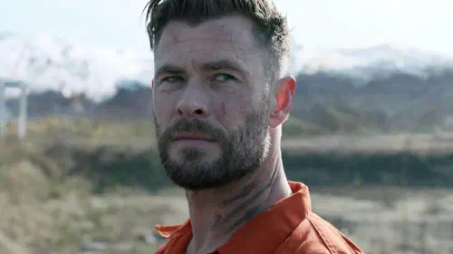 assets/chris-hemsworth-in-front-of-a-mountain-vista-as-tyler-rake-in-extraction-2-1.jpeg