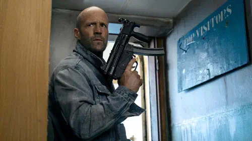 assets/jason-statham-holds-a-submachine-gun-as-cole-in-munity.jpeg