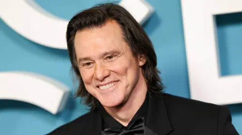 assets/jim-carrey-smiles-in-a-red-carpet-event.jpeg