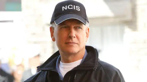 assets/mark-harmon-wearing-his-hat-in-an-episode-of-ncis-and-smiling.jpeg