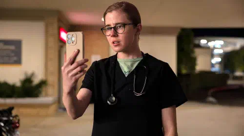 assets/taylor-dearden-s-mel-looking-disappointedly-at-her-phone-in-the-pitt-season-2.jpeg