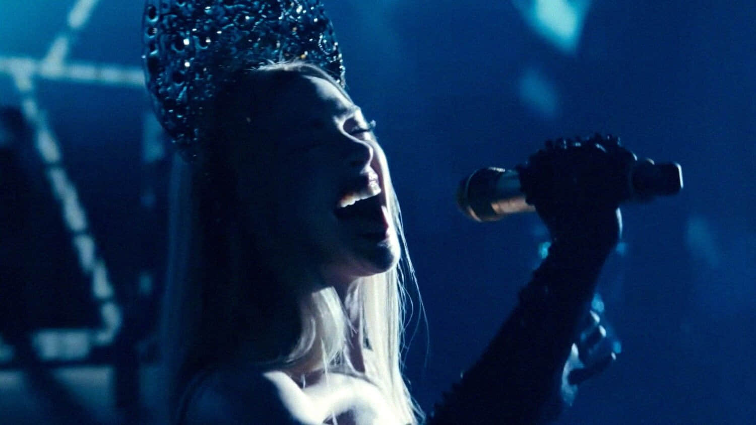 anne-hathaway-as-mother-mary-singing-on-stage-in-mother-mary.jpeg