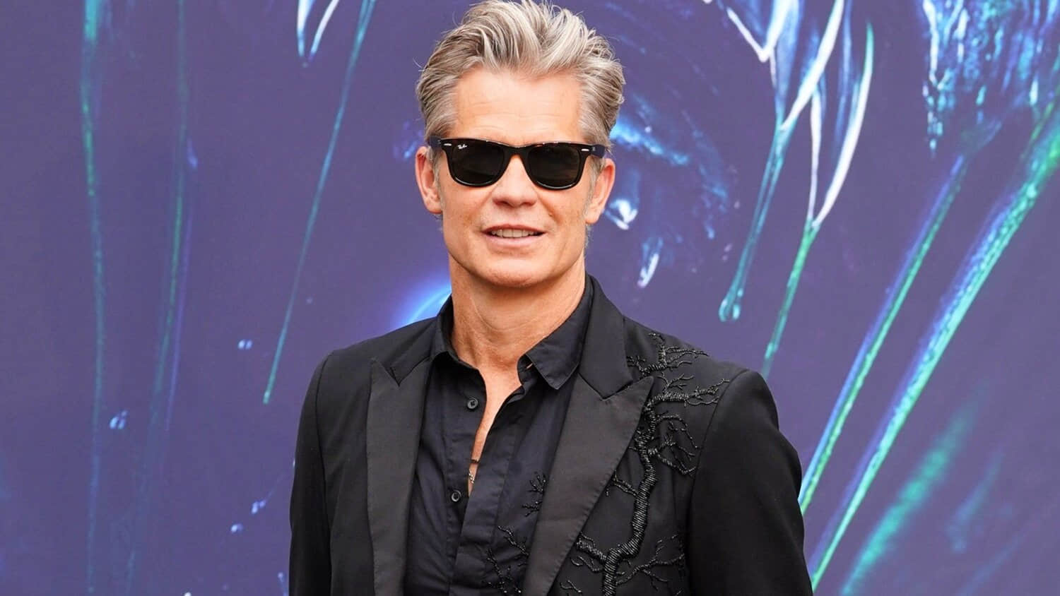 timothy-olyphant-attending-the-premiere-for-alien-earth.jpeg